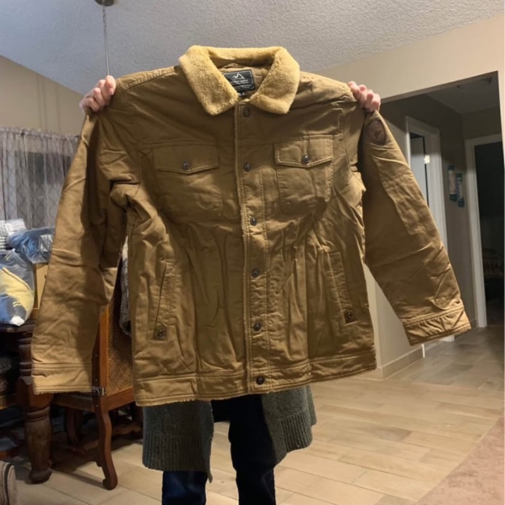 Outdoor jacket with pockets